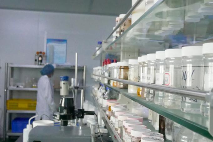 Chemiczny wielofunkcyjny lakier do oczu, linijka do ust i ołówek do brwi w różnych kolorach 14